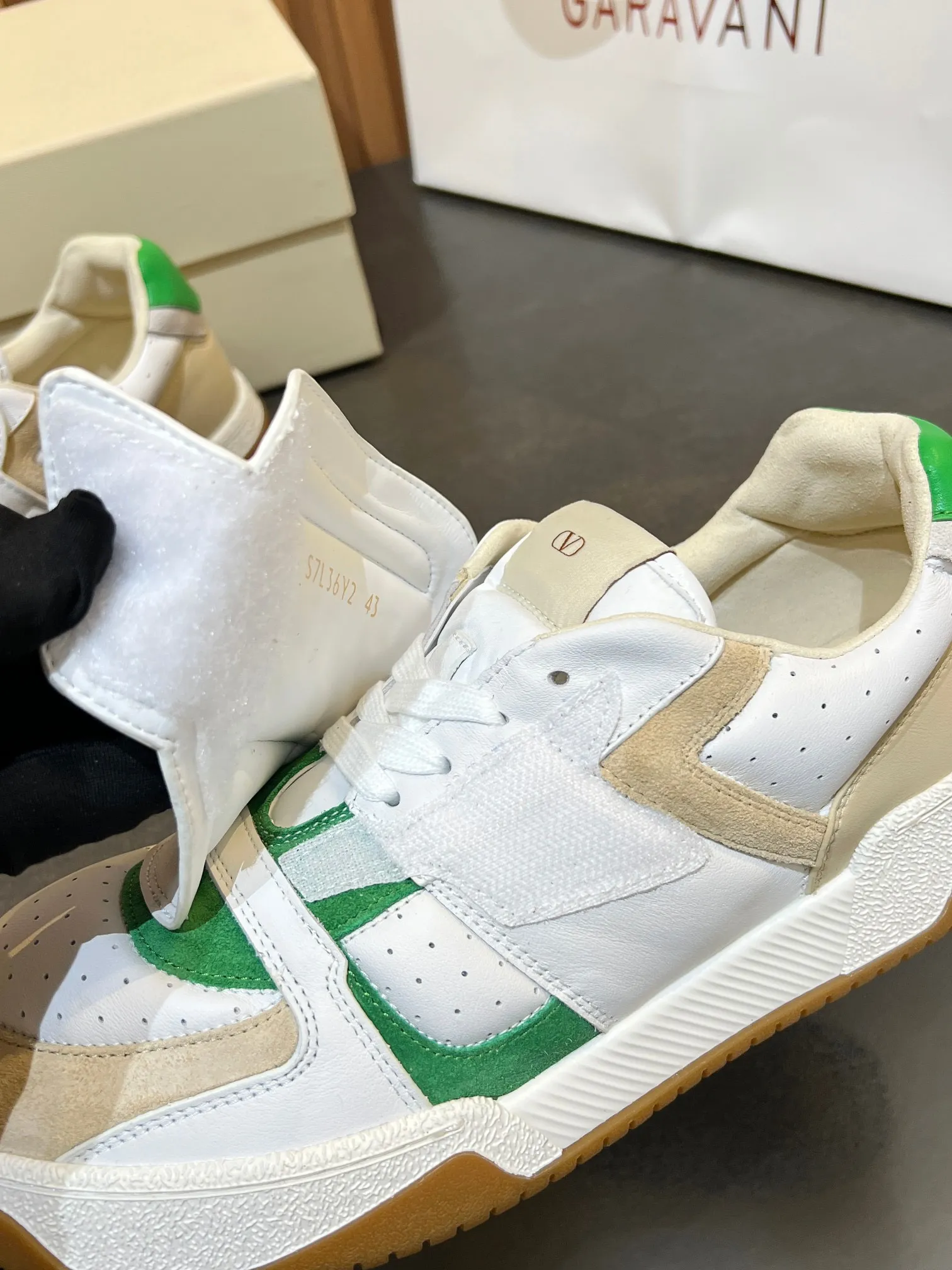Men's men's shoes 💰760 VLTN Valentin 𝑶𝒏𝒆𝑺𝒕𝒖𝒅 Couple's sneaker series Valentino 2025 new couple's sneakers are on sale. The original ZP purchased and disassembled. Repeated pattern making and modification. The strength must be restored one to one! Top luxury masterpiece Velcro design Soft and comfortable imported calfskin 🧧brings excellent and elegant texture and excellent on-foot comfort Top purchasing version upper: imported calfskin surface/original oil edge craftsmanship Inner: water-dyed cowhide lining Outsole: original development 𝐓𝐏𝐔 two-color combination outsole Packaging: original configuration complete package Code number: 35-46 (45 46 customized)